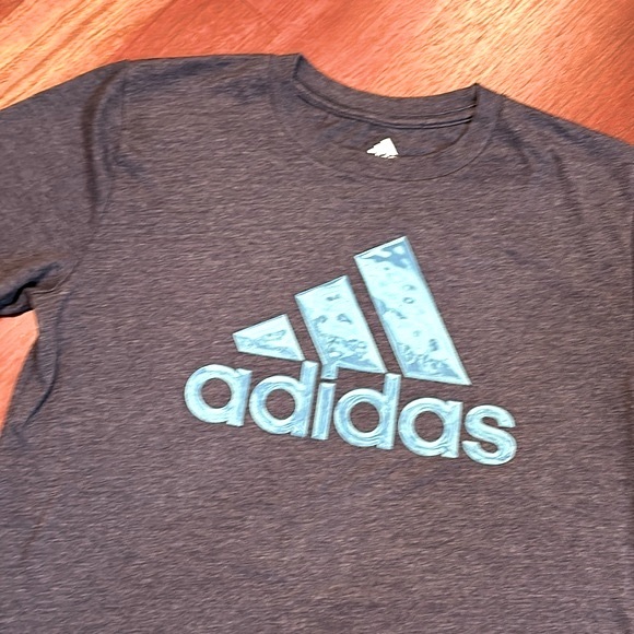 M (10/12) adidas T-shirt - Picture 2 of 3